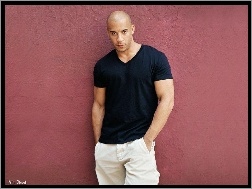 białe spodnie, Vin Diesel, czarny t-shirt